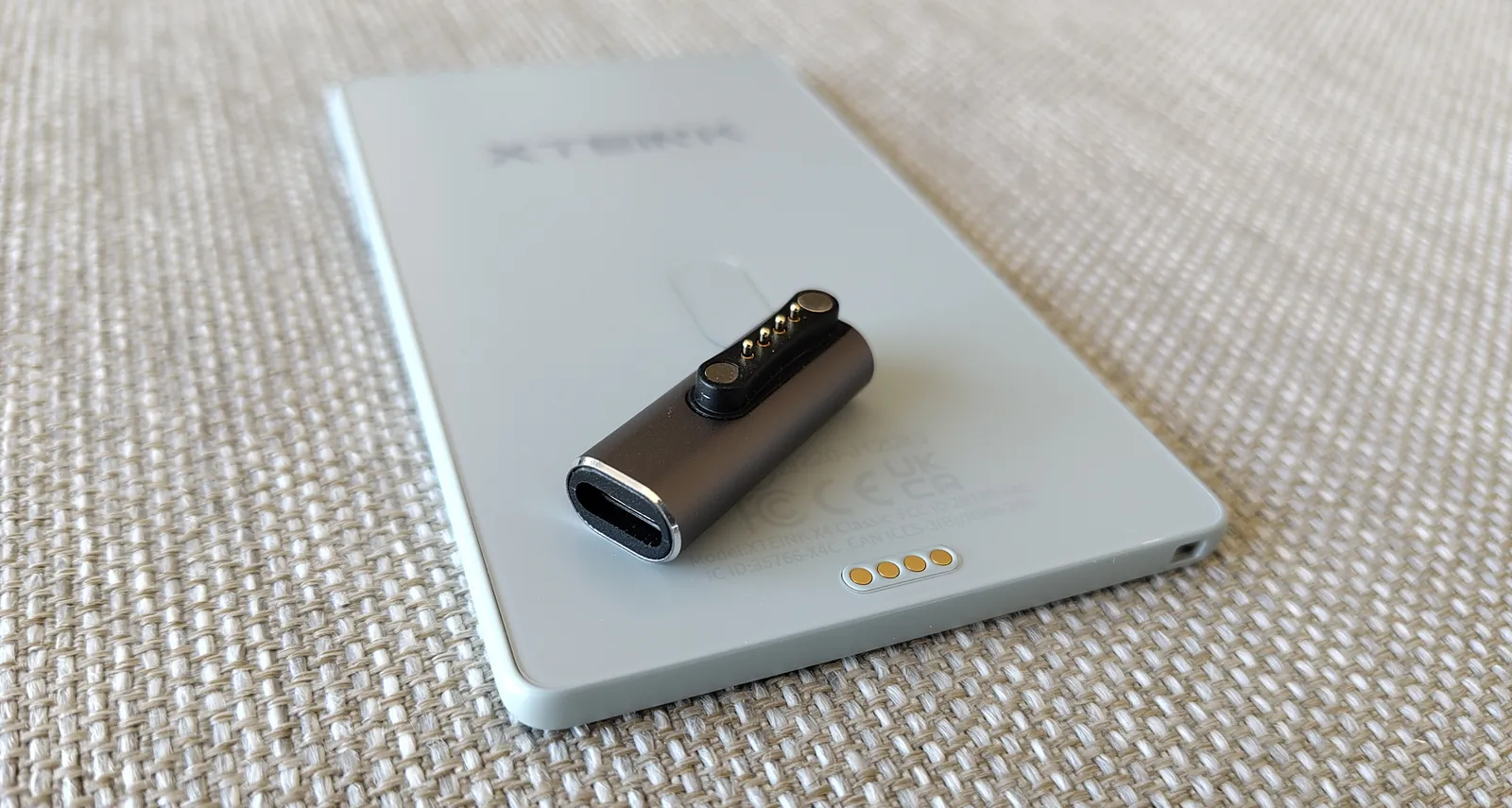 Connecteur magnétique et adaptateur pogo-pin/USB-C de la liseuse